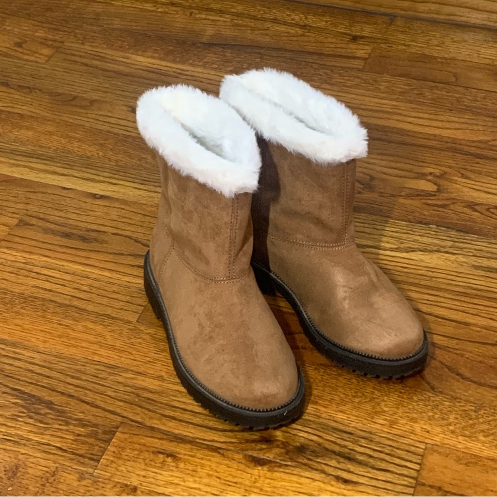 Old Navy Cozy Faux-Suede Faux-Fur Trim Boots Booties Tan Brown Color NWOT
Girls - Picture 9 of 13